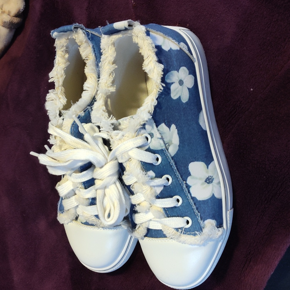 Cute Daisy sneakers